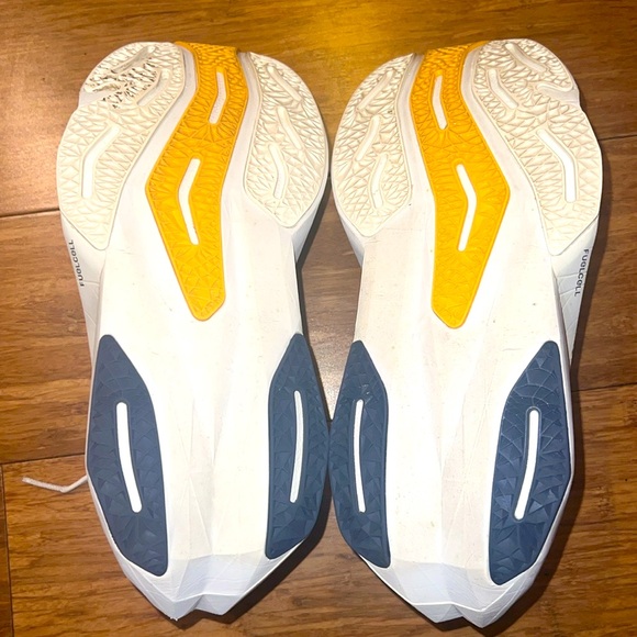 New Balance Women’s Size 9 FuelCell Rebel 4. - Picture 6 of 6